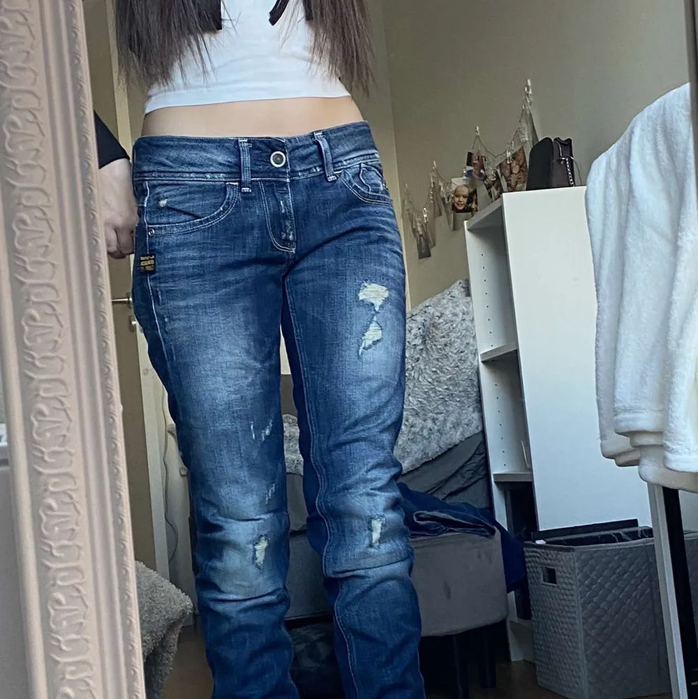 Säljer dessa jeans i stl 27/32 (hon på bilden har storlek Xs) Det är låg midja och knappt använda. Ordinarie pris 1200, Budgivning från 200kr inkl frakt.. Jeans & Byxor.
