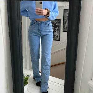 Vida jeans - Blåa snygga jeans med slits 💙 Säljer flera olika jeans, Alla jeans har en egen annons 💞💖💕 kolla in