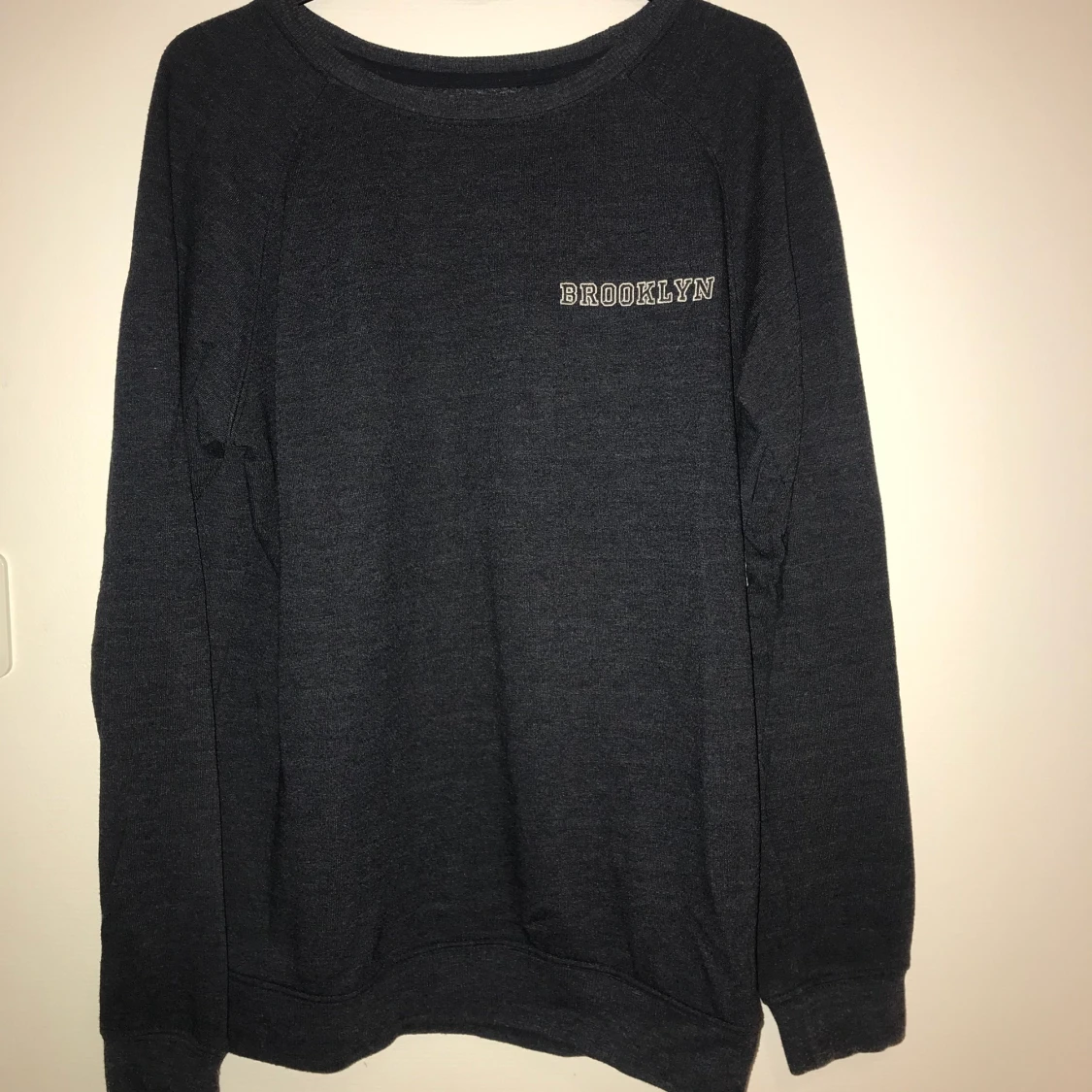 Mörkblå collagetröja  - 90