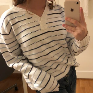 långärmad tröja - fin och mysig randig långärmad tröja i vit och olika nyanser av blå. storleken är xl men sitter fint och oversized på mig som xs