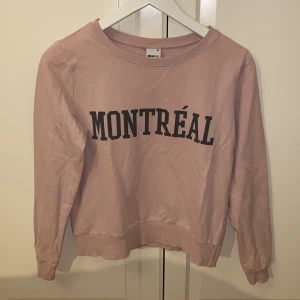 Sweatshirt från Gina tricot strl XS - Tunnare sweatshirt från Gina tricot i storlek XS 💗💗 Tröjan är i mycket fint skick och är oanvänd. Samfraktar gärna med andra plagg och betalning sker via Swish <33