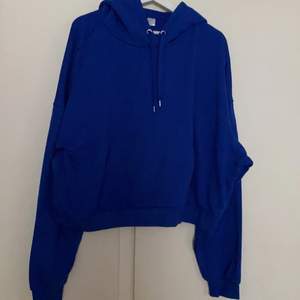 Oanvänd hoodie i färgen blå. Säljer då den inte kommer till användning ☺️💕 den är i storlek xl dock liten i storleken, passar bra på mig som har S-M 🥰