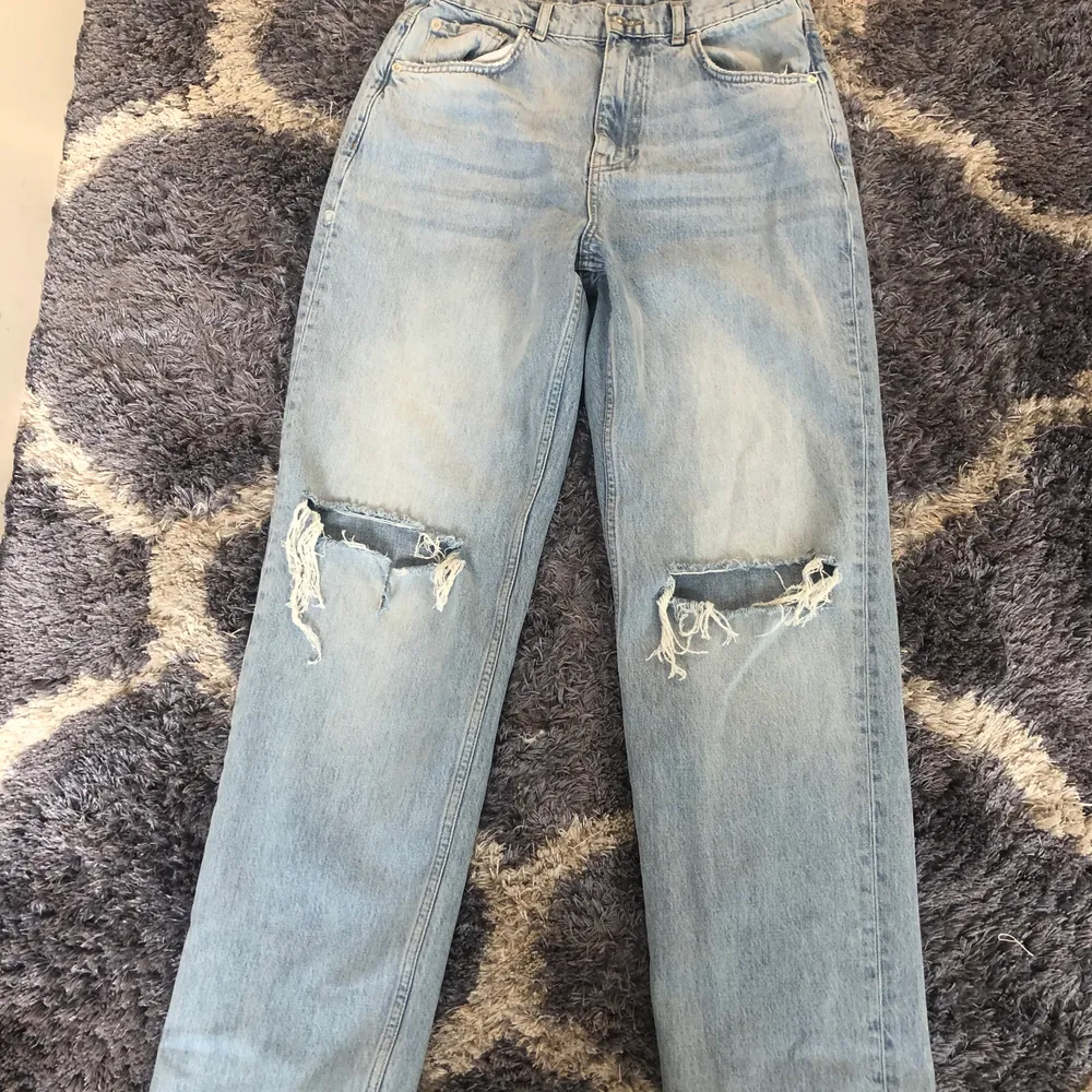 Säljer dessa slitna jeans från ginatricot eftersom dom är för stora på mig (andra bilden syns hur dom sitter på mig) som vanligtvis är en 38a. Sitter som en normal stl 40!! Endast använda en gång, så i nyskick. skriv gärna för fler bilder/frågor! ⭐️. Jeans & Byxor.