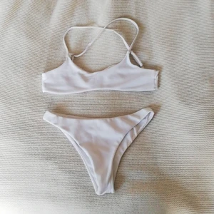Vit bikini  - Jättesnygg vit bikini som jag köpt här på plick! Säljer då den tyvärr inte riktigt passar mig som brukar ha XS. ❗Köparen står för frakten❗OBS! Överdelen är redan såld, men säljer underdelen för 40 + frakt 