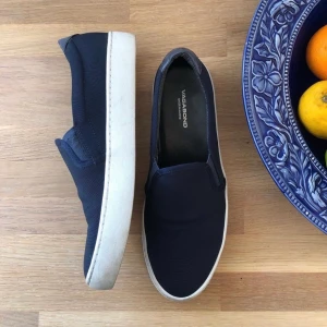 Vagabond sneakers  - Låga marinblå sneakers från Vagabond i st 38. Väldigt sparsamt använda och inga slitningar på varken skon eller sulan.  Skicka ett DM eller skriv i kommentarsfältet 🌸