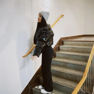 Puffer - Glansig puffer ☺️ kommer ej till användning tyvärr. Passar mig som är 38/40 men även L. Den kan även spännas in i midjan 