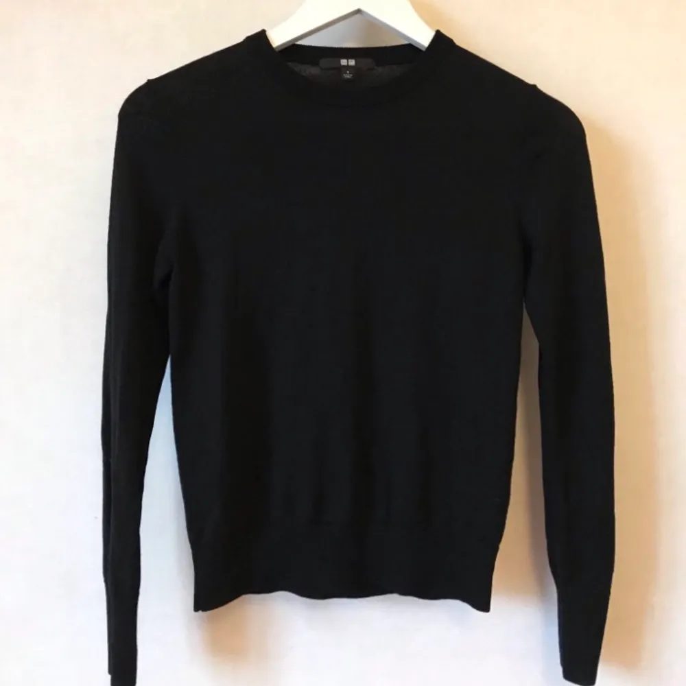 En svart tröja från Uniqlo i rak modell och 100% ull! Märkt S men passar XS lika bra. Har för många svarta tröjor, så denna får gå trots att jag älskar den.  Kan mötas i Stockholm eller skicka mot Stockholm! ✨🌸✨ . Tröjor & Koftor.