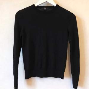 En svart tröja från Uniqlo i rak modell och 100% ull! Märkt S men passar XS lika bra. Har för många svarta tröjor, så denna får gå trots att jag älskar den.  Kan mötas i Stockholm eller skicka mot Stockholm! ✨🌸✨ 