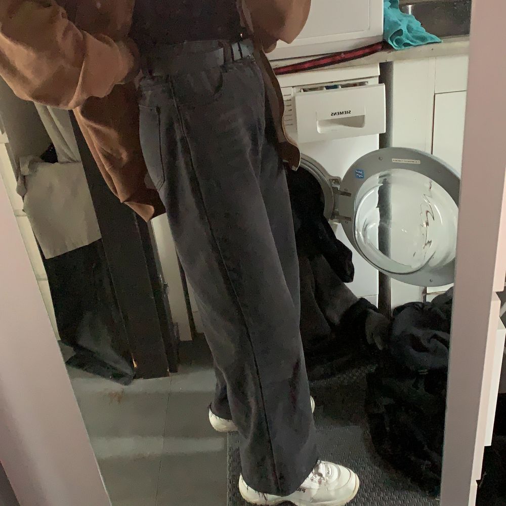 säljer dessa svarta baggy jeans från shein då jag beställde fel storlek. jag klippte till dem lite då dem var lite för långa, har använt typ en gång och dem är helt nya så jag skulle säga att dem är i perfekt skick! jag är 1,65cm o byxorna är i strlk S alltså typ strlk 38. köparen står för frakten. priset kan diskuteras . Jeans & Byxor.