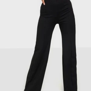 Wide leg pants - Säljer dessa jätte sköna och stretchiga byxor från Nelly.  Dom är stretchiga i midjan och sitter perfekt.  Dom är högmidjade.  Byxorna är i stl XS/S, själv har jag oftast stl S/M men dom är ganska stora i storleken och är väldigt stretchiga, så skulle söga att de passar från stl XS/M (Frakt, 60 kr)
