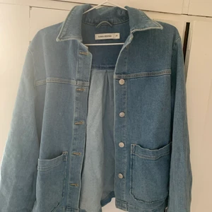 Carin Wester jeansjacka  - Superfin oversized jeansjacka från Carin Wester. Kan både användas med eller utan skärp, beroende på hur man vill att den ska sitta. Köpte den för 900 kr, säljer för 250+frakt 💞💞