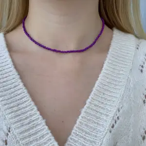 Mörklila pärlhalsband med små pärlor 💜🥳💫⭐️🥰🤩 halsbandet försluts med lås och tråden är elastisk 