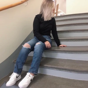 Blåa raka jeans med hål - Storlek S