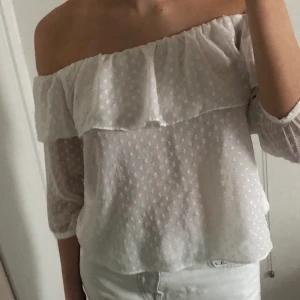 Topp från samsoe & samsoe - Super fin vit topp med prickar. Går att styla lite som man vill.