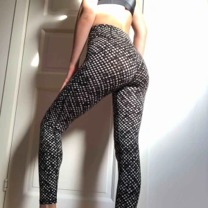  - Jätte sköna och stretchiga högmidjade träningstights!! Super bra skick och du som köpare står för frakten❤️❤️