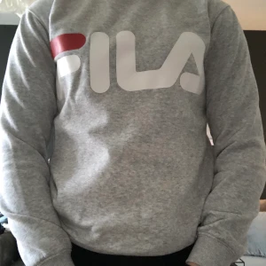 Fila tröja - Säljer min gråa Fila tröja för att den inte kommer till användning. Bra skick, strl XS. Priset går att diskutera, frakt får köpare stå för
