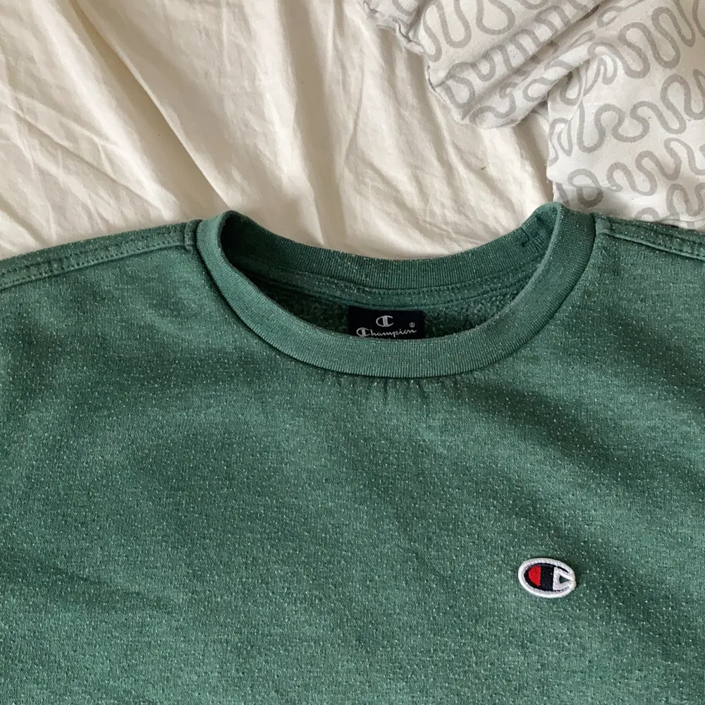 Säljer min gröna Champion sweatshirt då även denna börjar bli för liten. Strl S i bra skick. Bud börjar på 200kr. Tröjor & Koftor.