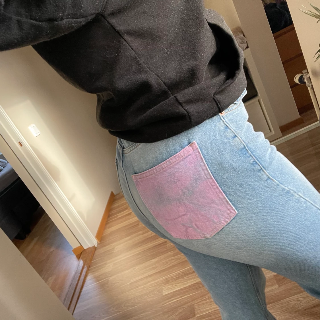 Jenas med rosa ficka