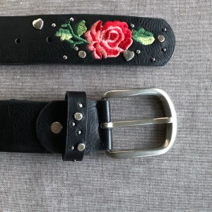 SKÄRP MED DETALJER  - Gulligt skärp med blommor på, skriv för fler bilder!🌸💕