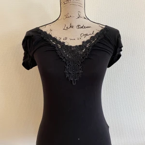 Festlig T-shirt från H&M - Använt skick! Finns två små hål längst ner på tröjan men det är lättlagat för den som vill, därav priset.  Väldigt fin t-shirt i övrigt! 