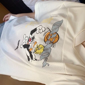 Tröja - Basketliknande tröja från hm, och är även i sådant material. knappt använd och därav bra skick. Den är oversize i storleken då den är i strl XS!  Köparen står för frakt💕