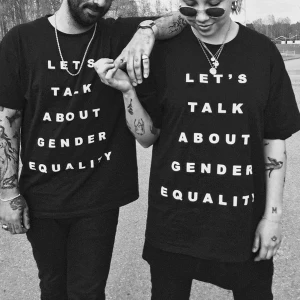 T-shirt egen design - Unisex t-shirt i svart med vitt tryck. Finns i storlekarna S-L. Modellen är oversize och boxig i formen. Frakt är inkluderat i priset 🌟