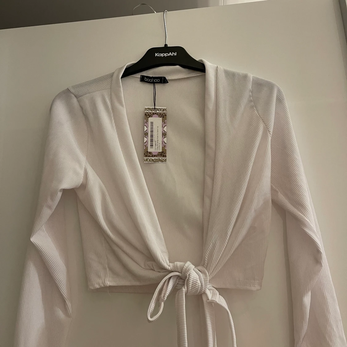 Två magtröjor ifrån Boohoo, svart och vit. - 90