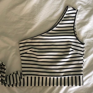 oneshoulder topp - superfin randig oneshoulder topp från NA-KD med knytning i sidan!✨✨