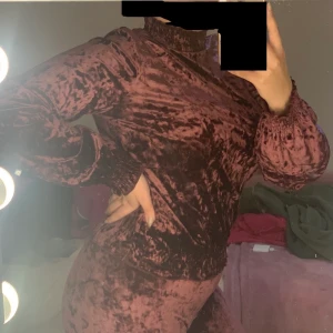 Mjukisdress  - Hej, jag säljer en lila/rosa sammetmjukisdress använd endast en gång, strl S/M. 