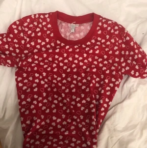tröja med hjärtan - gullig t-shirt med massa hjärtan❣️ passar perfekt nu till alla hjärtans dag, den är nästan den skönaste tröjan jag äger men jag använder den tyvärr inte :/ 