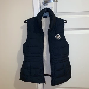 Hollister Väst - Säljer min väst som inte passar mig längre! 💞 köparen står för frakten men jag möter även upp i Lund💞 