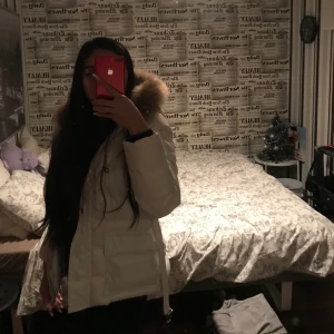 Monclear jacka  - Pälsen är äkta men jackan är fake, jättefin men har blivit för liten för mig. XXS/XS. Kan gå ner i pris för snabb affär! 