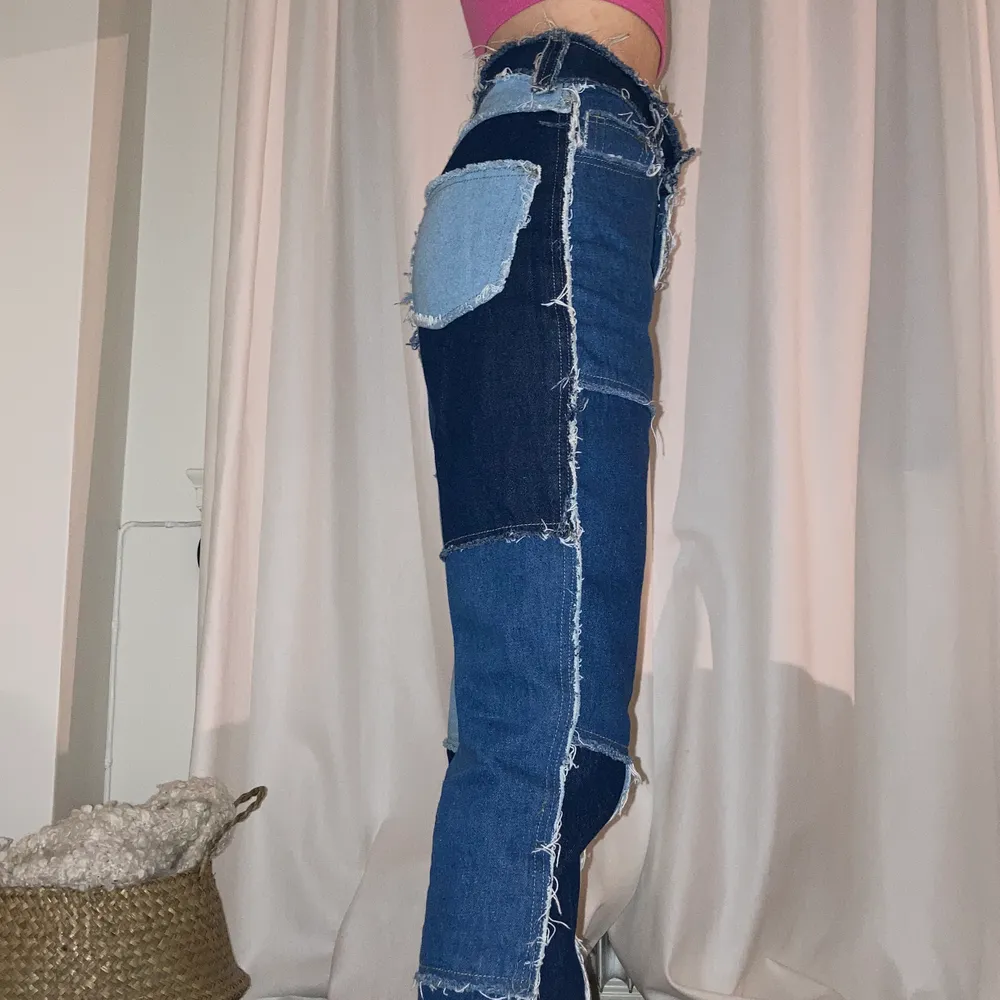 patchwork jeans från jaded london💙🤍 väldigt bra skick! jag är 165cm lång!. Jeans & Byxor.