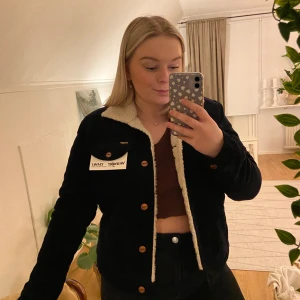 Wrangler jacka  - En helt ny wrangler Manchester jacka. Aldrig använd, endast provat den. Köpt för 1299kr. Lappar och allt finns kvar. Storlek M. Säljer den för kändes inte riktigt som mig. Om fler intresserade blir det budgivning.  