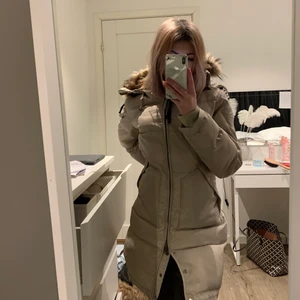 Pjs  - Säljer min pjs beige jacka använd ca 5 gånger inga skador, är tvättad, är i storlek m men passar mig som är xs är lite för lång i armarna men viker upp det, äkta päls på ligan och inne i luvan går att ta av vid tvätt, kom privat för bilder❤️jätte skön och varm