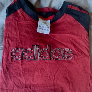 Adidaströja  - Extremt snygg tröja med märket Adidas. Älskar den fortfarande men får ingen användning av den. Säg till om ni vill ha fler bilder:)