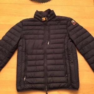 Parajumper Super Lightweight (L) - Väldigt bra skick, inte något läckage av dun och ej röklukt. Möts upp i ransta eller skickas om vi kommer överens om priset.