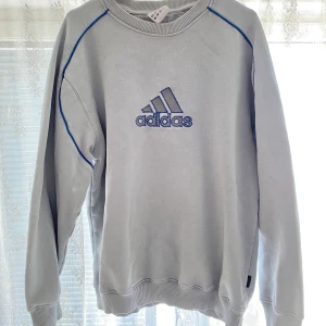 Adidas sweatshirt - Ascool Adidas sweatshirt! Varan är i ett bra skick och är köpt second-hand. Inga defekter finns. Jag på bilden har storlek XS och sitter jättemysigt och oversized. Läs gärna min profilbeskrivning innan köp, då returer inte accepteras! 🧚🏼💓