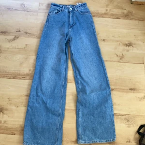 Zara byxor - Säljer dessa fina byxor från zara pga att dem har blivit för små. Det är ett litet hål på backfickan, storlek 34. Köparen står för frakten!