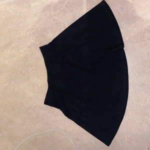 Kjol - Säljer min mini kjol från ginatricot använt den 1 gång 