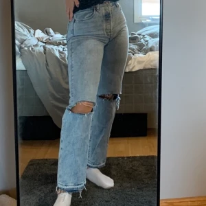 Levis straght - Jag säljer mina jättefina levis ribcage straight i strl 26. Jätte fina och väldigt bekväma byxor. Säljer då ja har många liknande och måste rensa. Dem är i jätte fint skick. Köpta för 1300kr. Pris går att diskutera