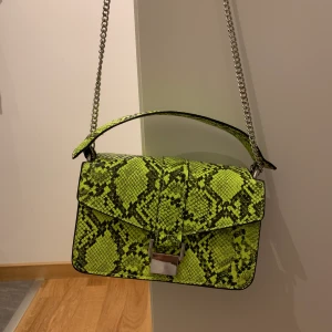 Väska från Zara - Väska från Zara. Knappt använd så jättefint skick.