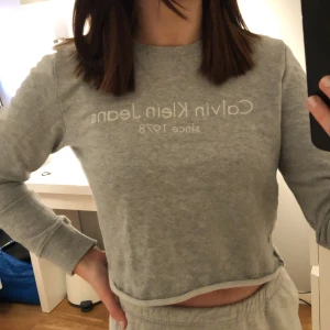 Sweatshirt  - Tröja från Calvin Klein Jeans som jag klippt av. Stl M. Köparen står för frakt. 