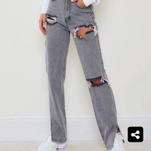 Jeans - Fick precis hem dessa snygga jeans men var tyvärr för långa för mig så kan inte ha dem. Endast testade. Säljer för 300 och kan hämtas upp i Vänersborg/Trollhättan eller fraktas för en peng💕✨