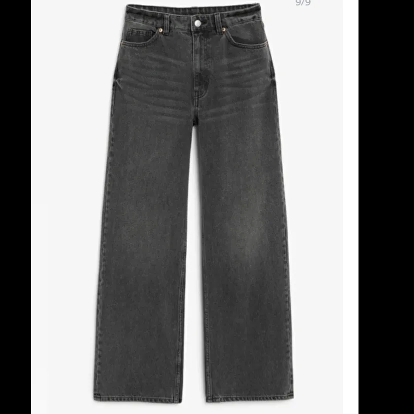 Säljer dessa pupolära monki jeans i modellen Yoko och färgen Washed Black, använda fåtal gånger därav nyskick! Hör av er vid intresse 💕. Jeans & Byxor.