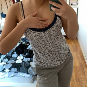 Vintage linne - Hittade dehär linnet från mammas garderob som hon haft sen långt tillbaka, verkligen fin ooch unik men tyvärr alldeles för liten för mig. Storlek xs, 150kr inklusive frakt💕