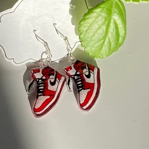 Örhängen - Handgjorda örhängen. Motiv - Nike Jordans