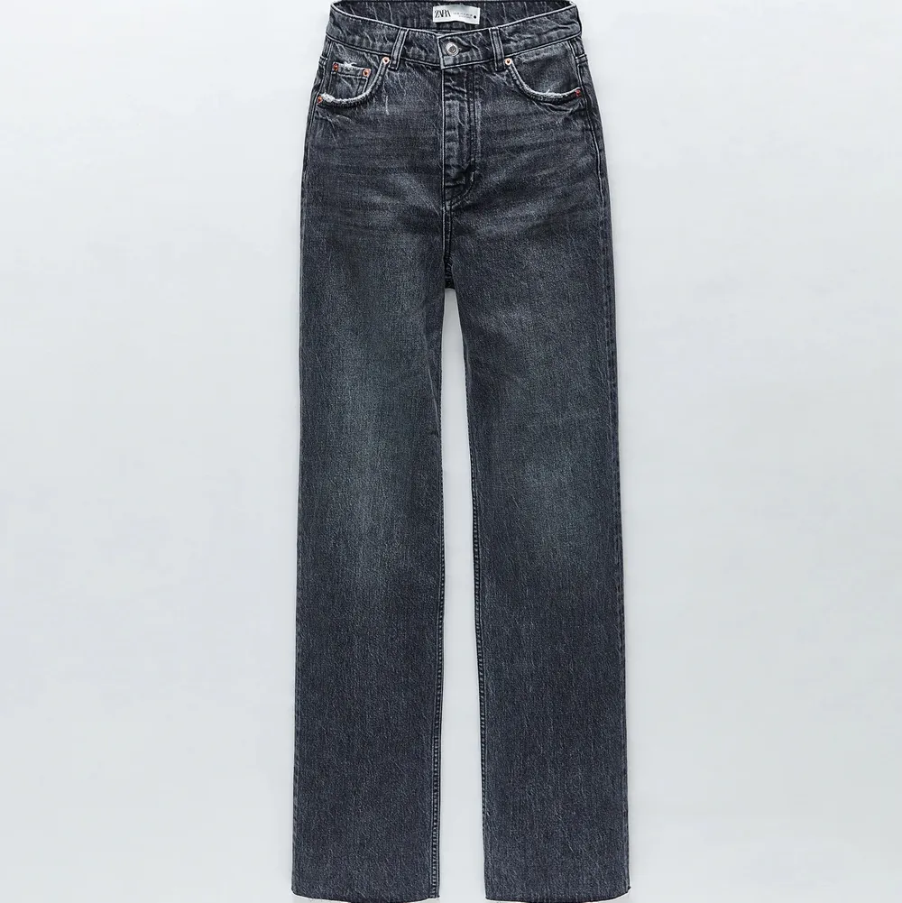 Säljer dessa super snygga jeans från Zara!🥰 Säljer dom då jag aldrig får användning för dom. De är använda få gånger och är i väldigt bra skick💕 Köpare står för frakt 📦. Jeans & Byxor.