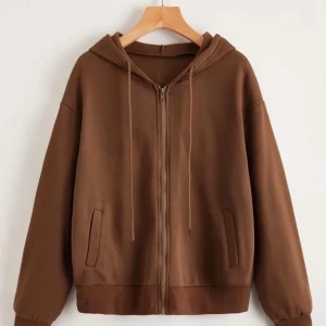 En jättefin brun zip up!💕 - Lägger ut igen pga oseriösa köpare! Jättefin och trendig brun zip up i strl xs! Fick den i posten idag och den sitter inte så bra på mig så säljer den vidare!💕Aldrig använd endast testad, skriv till mig om ni är intresserade eller lägg ett bud i kommentarerna!🥰