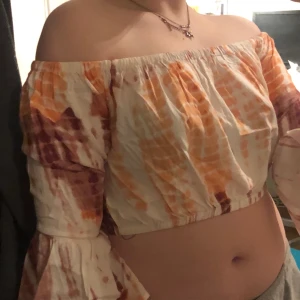 Volang topp - En oanvänd vålang topp med tre-kvarts ärmar. Ganska tajt runt volangerna i armarma. Frakt 49kr eller mötas upp i Malmö/Lund.